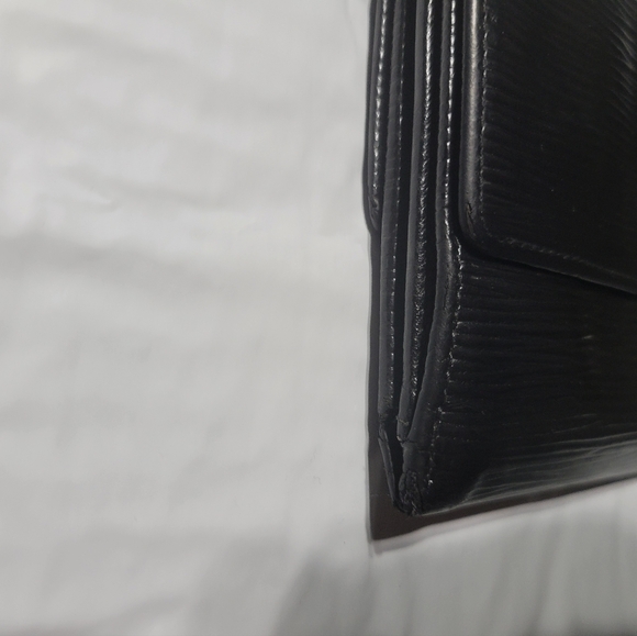 Louis Vuitton Epi Matte Leather Elise bi fold wallet in black. - Picture 5 of 11